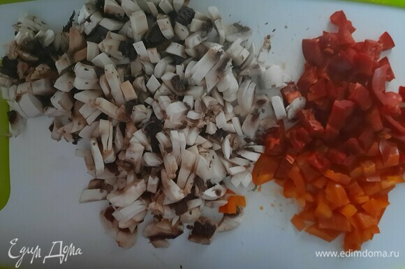 Нарезаем шампиньоны, перец и морковь кубиком.