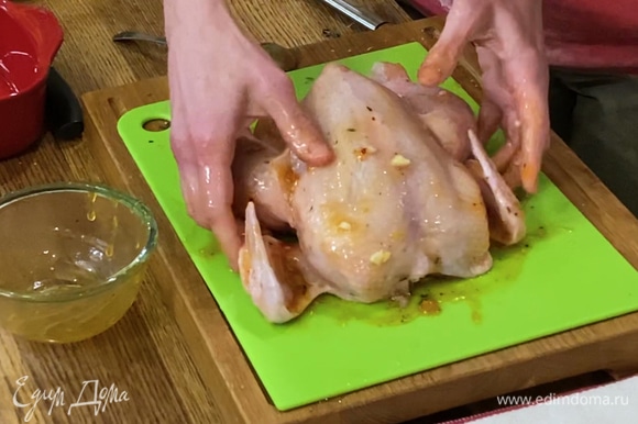 Тушку цыпленка промазать маринадом снаружи и внутри, уложить в форму для выпекания и оставить мариноваться.