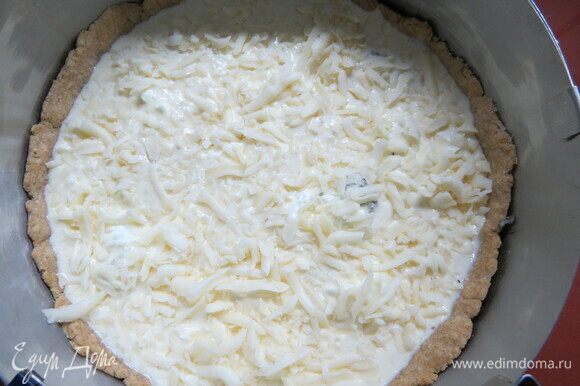 Выложить всю начинку на основу, сверху — заливка и тертый сыр.