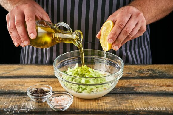 Смешайте в миске нарезанные овощи, натуральный йогурт, оливковое масло и лимонный сок. Добавьте соль, перец по вкусу. Перемешайте. Соус готов.