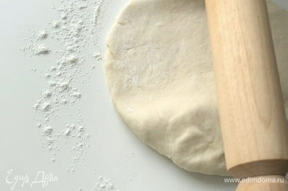 Припылите рабочую поверхность мукой и тонко раскатайте основу для пиццетты.