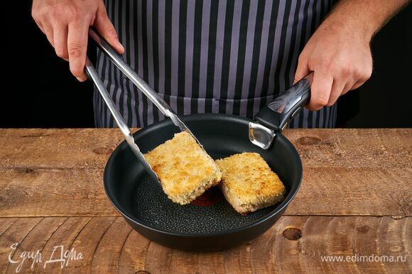 Разогрейте сковороду с растительным маслом, выложите филе, обжаривайте его в течение 3–4 минут с каждой стороны. Готовое филе переложите на бумажные полотенца, чтобы убрать лишнее масло.