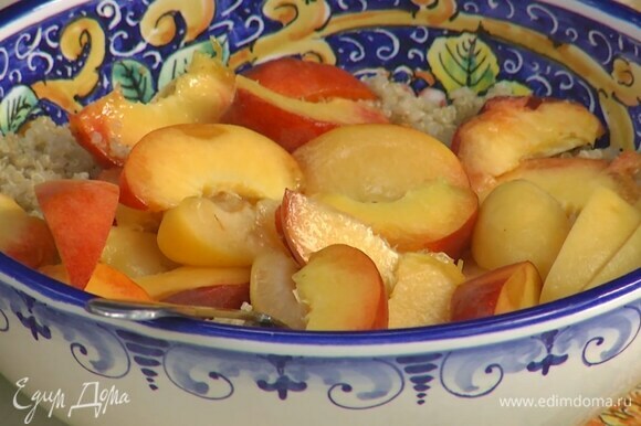 Киноа выложить в глубокое блюдо, добавить персики и абрикосы, полить все оливковым маслом и перемешать.