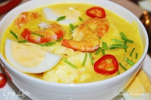 В тарелку положите часть рисовой лапши и залейте ее горячим супом, добавьте дольки вареных яиц, зеленый лук и сверху украсьте креветками. Очень вкусный пряный суп готов. Приятного аппетита!