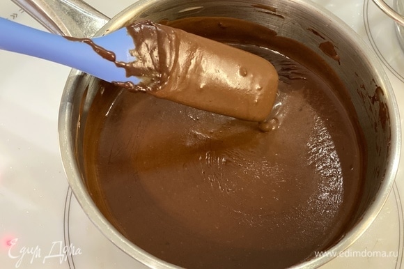 Растопить шоколад в сливках до получения однородной массы.