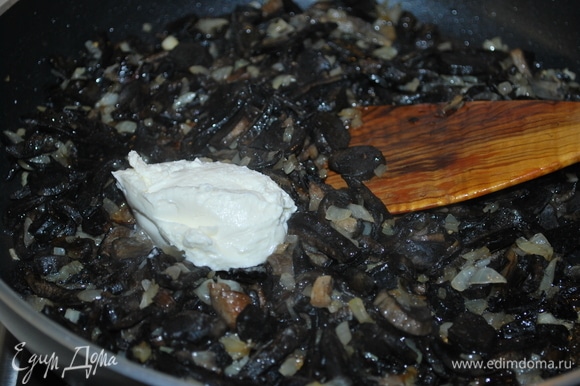 Когда вода выкипела, я добавила репчатый лук и сливочное масло (грибы очень любят сливочное масло), жарила грибы примерно 10 минут, в самом конце добавила творожный сыр и свежемолотый черный перец.