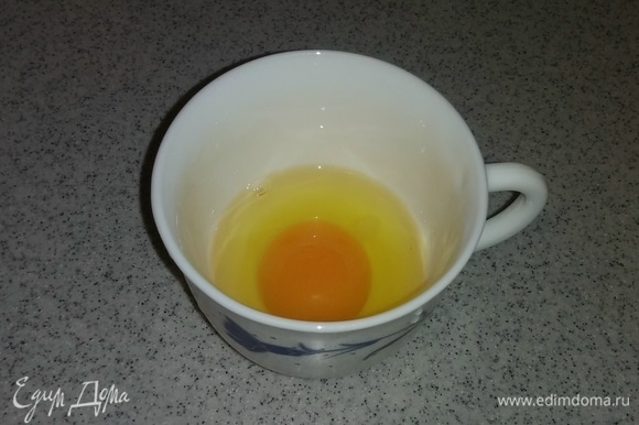 Разбиваем куриное яйцо в чашку. Для печенья понадобятся белок и желток куриного яйца.