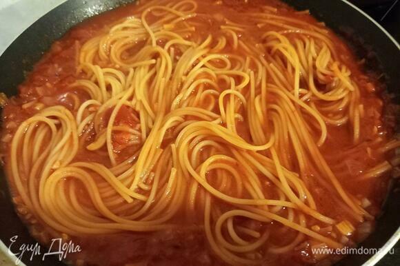 Скоро спагетти станут мягче, и их можно будет перемешивать, не боясь, что они сломаются.