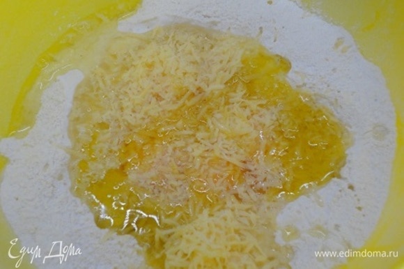 Просеять муку в миску или на стол, добавить яйца, натертый на мелкой терке сыр, соль, мускатный орех и влить оливковое масло. Замесить тесто. Вымешивать минут 10, затем накрыть и оставить отдыхать на 30 минут.
