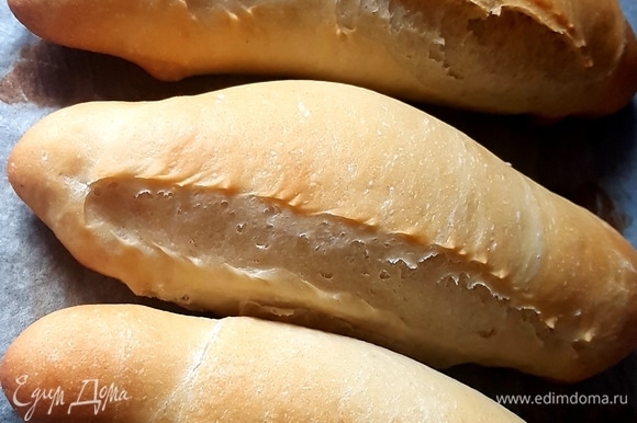 Хлеб получается румяным. Немного остудить и можно его есть.