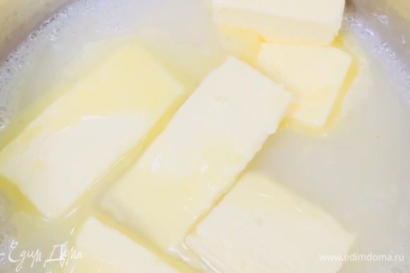 В горячее молоко добавляем сливочное масло комнатной температуры. Тщательно размешиваем. Как только масло растаяло, оставляем остывать.