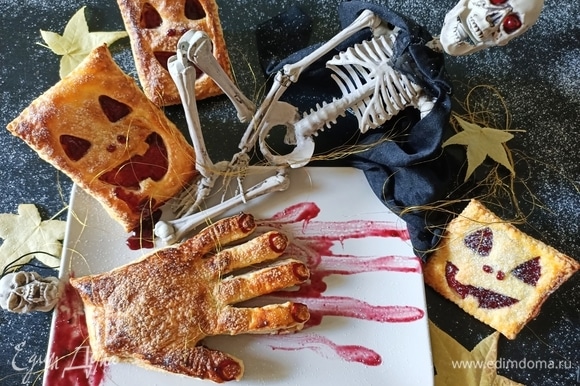 Готовое слоеное печенье остудить, декорировать и подавать. Помните, что еда для Хэллоуина должна быть яркой, зрелищной и чуточку страшной. Приятного аппетита!