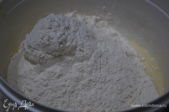 Муку перемешать с разрыхлителем. Яйцо венчиком взбить с сахаром, добавить мягкое сливочное масло, сгущенное молоко, соль и ванилин по вкусу. Замесить тесто.