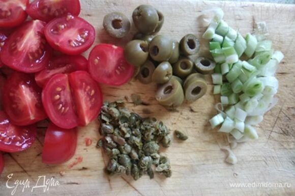 Вымыть помидоры и зеленый лук. Обсушить и нарезать. Порубить каперсы и оливки. Добавить к овощам. Посолить. Прогреть минут 5.