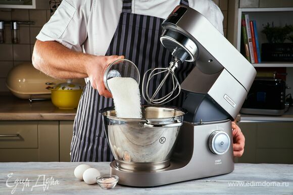 В чаше кухонной машины взбейте венчиком до однородного состояния яйца, сахар и соль.