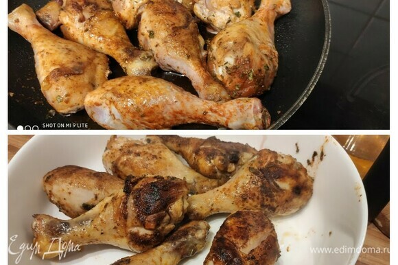 Смешать паприку, соль, перец и орегано. Натереть этой смесью курицу. Разогреть оба вида масла и обжарить курицу со всех сторон до золотистого цвета. Снять курицу со сковороды и отложить.