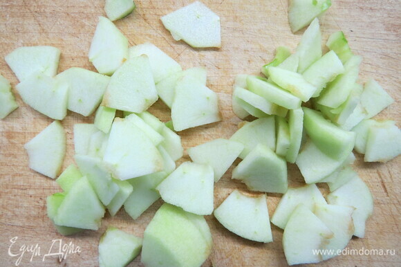 Разогреваем духовку до 200°C и приступаем к начинке. Очищаем яблоки и режем на тонкие дольки (4–5 мм).