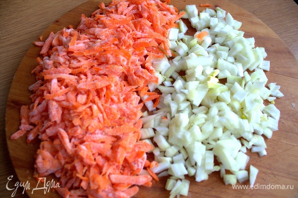 Морковь крупно натереть, луковицу нашинковать.
