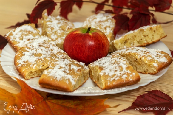 Горячее яблочное печенье посыпьте сверху сахарной пудрой и подавайте с любимыми горячими напитками. Наслаждайтесь!