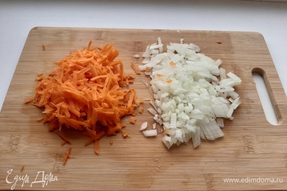 Лук мелко нарезать, морковь натереть на терке, обжарить на растительном масле до золотистого цвета.