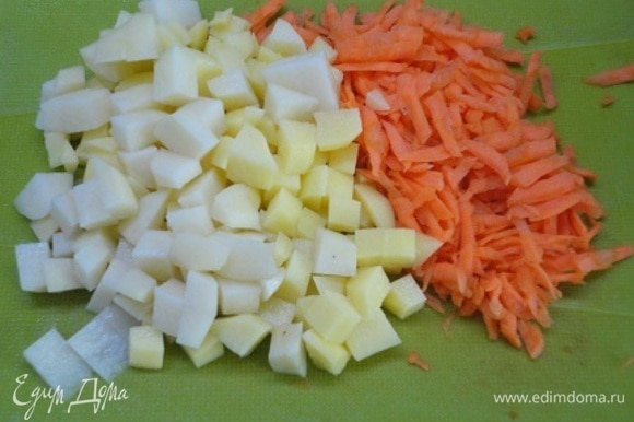 Выложите мясо с овощами в кастрюлю и залейте горячей водой. Добавьте натертую крупно морковь и картофель, нарезанный кубиками. Посолите по вкусу и варите до готовности овощей при медленном кипении.