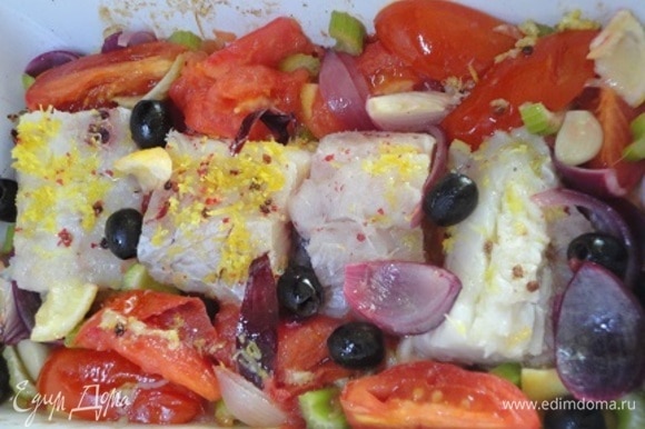 Подпекшиеся овощи достать из духовки, перемешать. Выложить филе рыбы между овощами и вернуть все в духовку. Печь еще 15–20 минут до готовности рыбы.