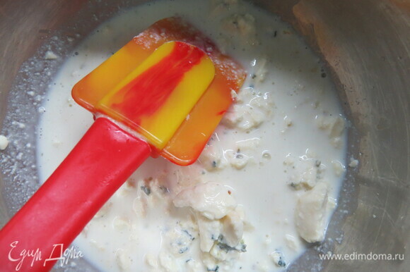 Готовим чизкейк. Духовку разогреть до 110°C. Горгонзолу (или любой другой сыр с голубой плесенью) нарезать маленькими кубиками, растворить в молоке на слабом огне, остудить и по желанию процедить через сито.