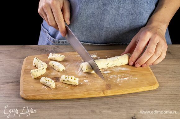 Из теста скатайте колбаску и нарежьте ее небольшими кусочками. Из каждого сформируйте ньокки, прокатав вилкой.