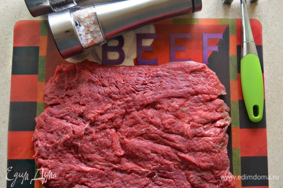 Разрезать мясо вдоль пополам, не дорезая до конца 2 см, раскрыть в виде книжки, делая продольные надрезы. Накрыть мясо пищевой пленкой и отбить. Получится прямоугольник. Приправить мясо солью, перцем, тимьяном и любимыми специями для говядины. Хорошо помассируйте мясо, чтобы специи равномерно распределились и мясо просолилось. Если есть время, то лучше оставить мясо часа на 2.