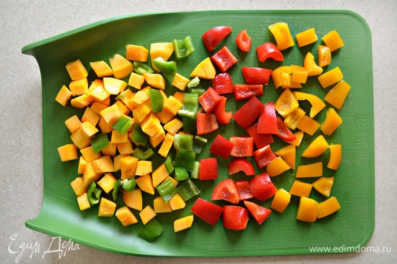Нарезать все овощи небольшими кубиками.