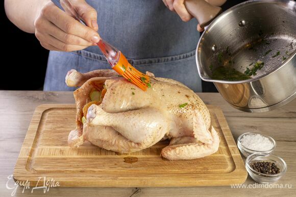 Обильно смажьте курицу маслом с чесноком.