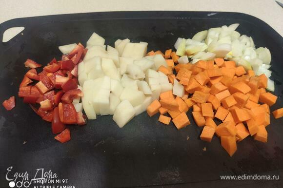 Сварить куриный бульон. К бульону добавить нарезанные кубиком лук, морковь, картофель и перец.
