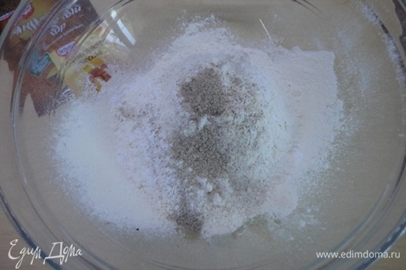 Просеять муку и соединить с разрыхлителем и ванильным сахаром с натуральной ванилью. Перемешать.