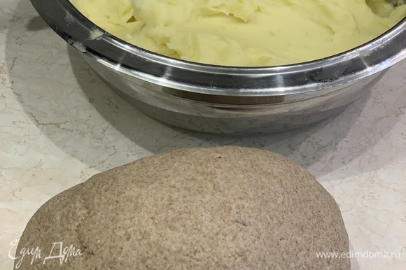 Замешиваем тесто: в муку наливаем кефир и вымешиваем хорошенько, пока тесто не станет эластичным. В зависимости от качества муки, кефира может понадобиться чуть больше. Тесто складываем в полиэтиленовый пакет и оставляем на 30 минут. Картофель чистим и варим до готовности. Добавляем сливочное масло и молоко, делаем пюре.