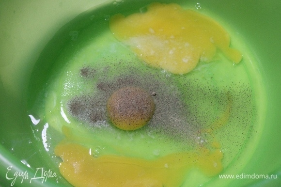 В миску разбить яйца, добавить соль и черный перец, взбить вечником.