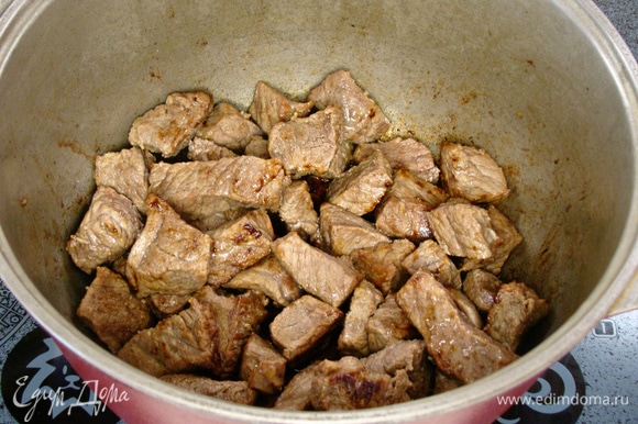 В казане обжарить мясо до румяности. Это необходимо для того, чтобы запечатать мясной сок, — так говядина будет сочнее.
