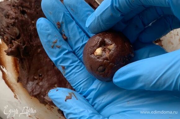 Из теста скатайте шарики величиной с грецкий орех. Старайтесь работать быстро, чтобы шоколад не таял от тепла рук.