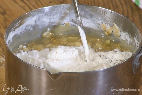 Муку и соль добавить в овсяную массу и вымешать тесто.