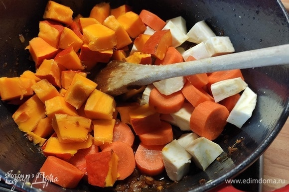 Очищенную тыкву, морковь и сельдерей нарезать кубиками одинакового размера. Затем выложить овощи к луку и обжарить в течение нескольких минут.