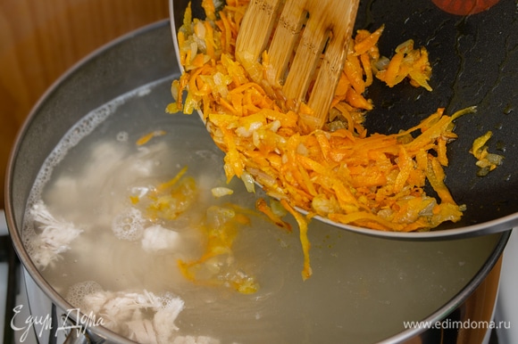 Подготовить овощную зажарку: слегка обжарить репчатый лук, затем к нему добавить тертую морковь. Совместно обжарить овощи на сковороде и добавить полученную зажарку в суп.