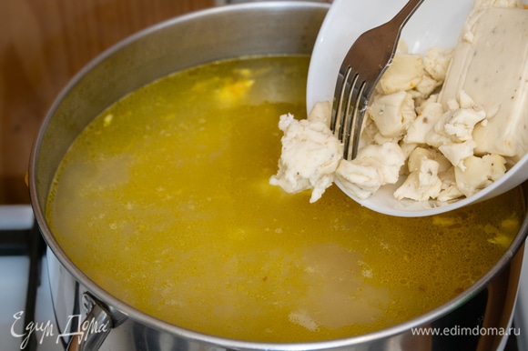 Плавленые сырки (я брала со вкусом грибов) раскрошить и добавить в суп за 10 минут до его готовности. Перемешать ингредиенты.