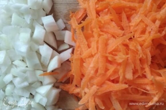 Лук мелко нарезать, морковь натереть на крупной терке. Обжарить в кастрюле на растительном масле минут 5.