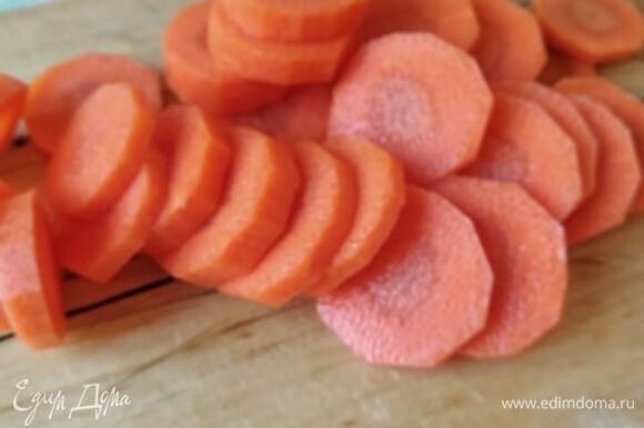 Нарезать морковь кружочками.