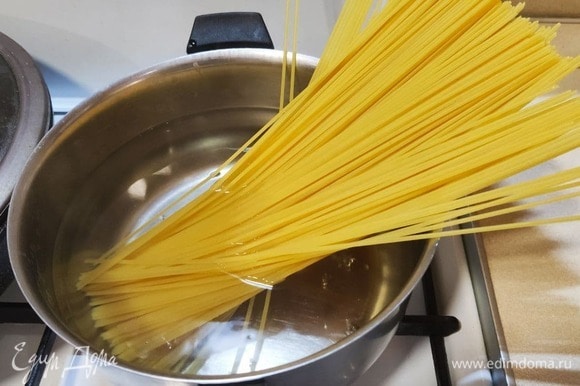 Спагетти отварить, как указано на упаковке.