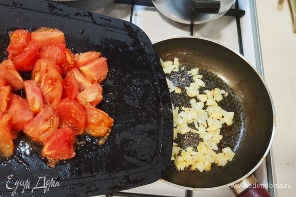 Добавить крупно нарезанные помидоры.