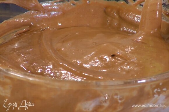 Часть взбитых белков вмешать в растопленный шоколад, затем полученную массу выложить в оставшиеся белки и перемешать.