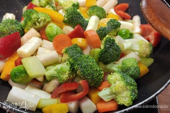 Выложить остальные овощи и жарить еще минуты 3–4.