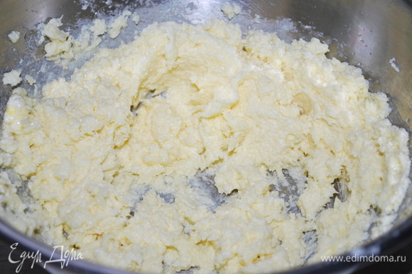 Мягкое сливочное масло взбить с сахаром и добавить яйцо. Все хорошо перемешать с помощью миксера.