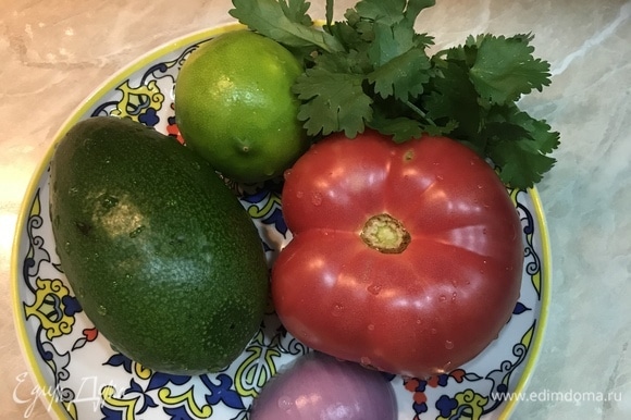 Главный секрет вкусного гуакамоле заключается в спелых авокадо.
