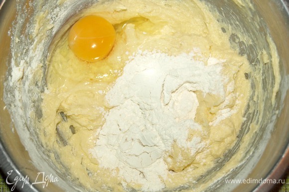 В масло по одному вводим яйца и добавляем одну столовую ложку муки, чтобы масса не расслоилась. Хорошо перемешиваем. Добавляем второе яйцо и ложку муки. Перемешиваем. Добавляем третье яйцо и ложку муки. Перемешиваем.